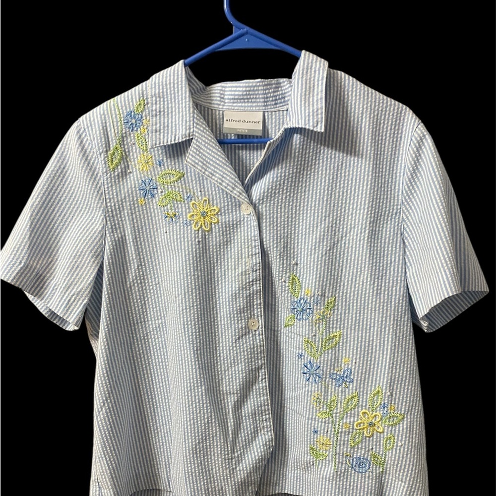Alfred Dunner Seersucker Embroidered Short Sleeve Blouse Petite Med Womens